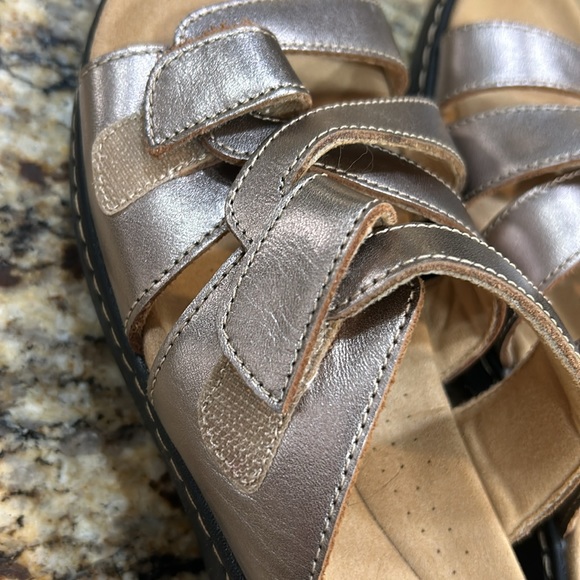 Clarks Ultimate Comfort Collection Bronze Sandals - Picture 6 of 6